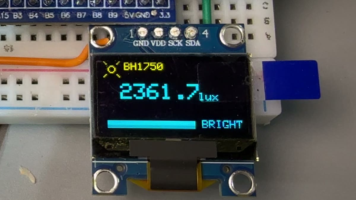 OLED 显示 2361.7 lux 状态 BRIGHT 亮度条走满