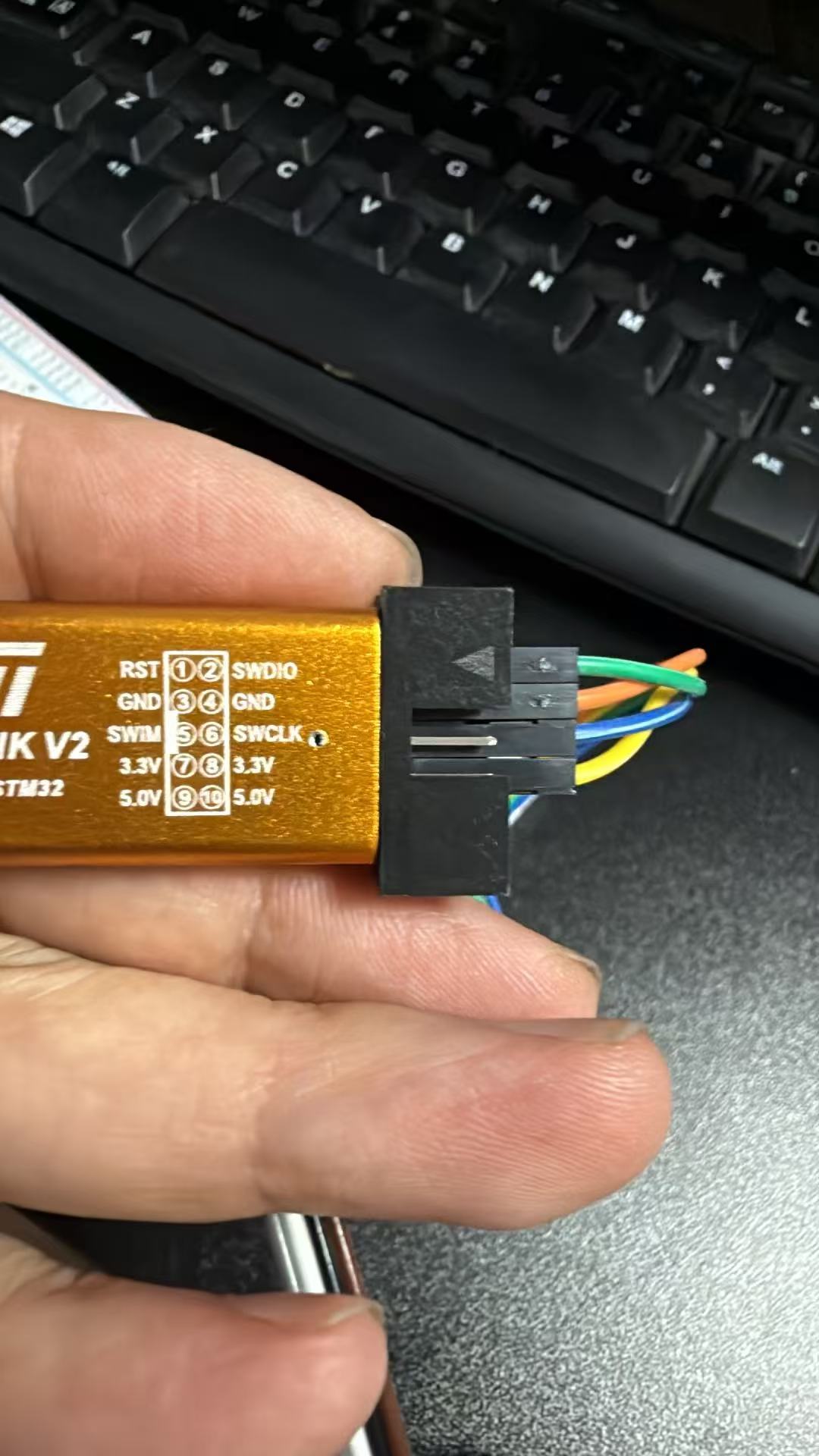 ST-Link V2 编程器接口引脚实拍特写，标注RST/SWDIO/GND/SWCLK/3.3V/5.0V
