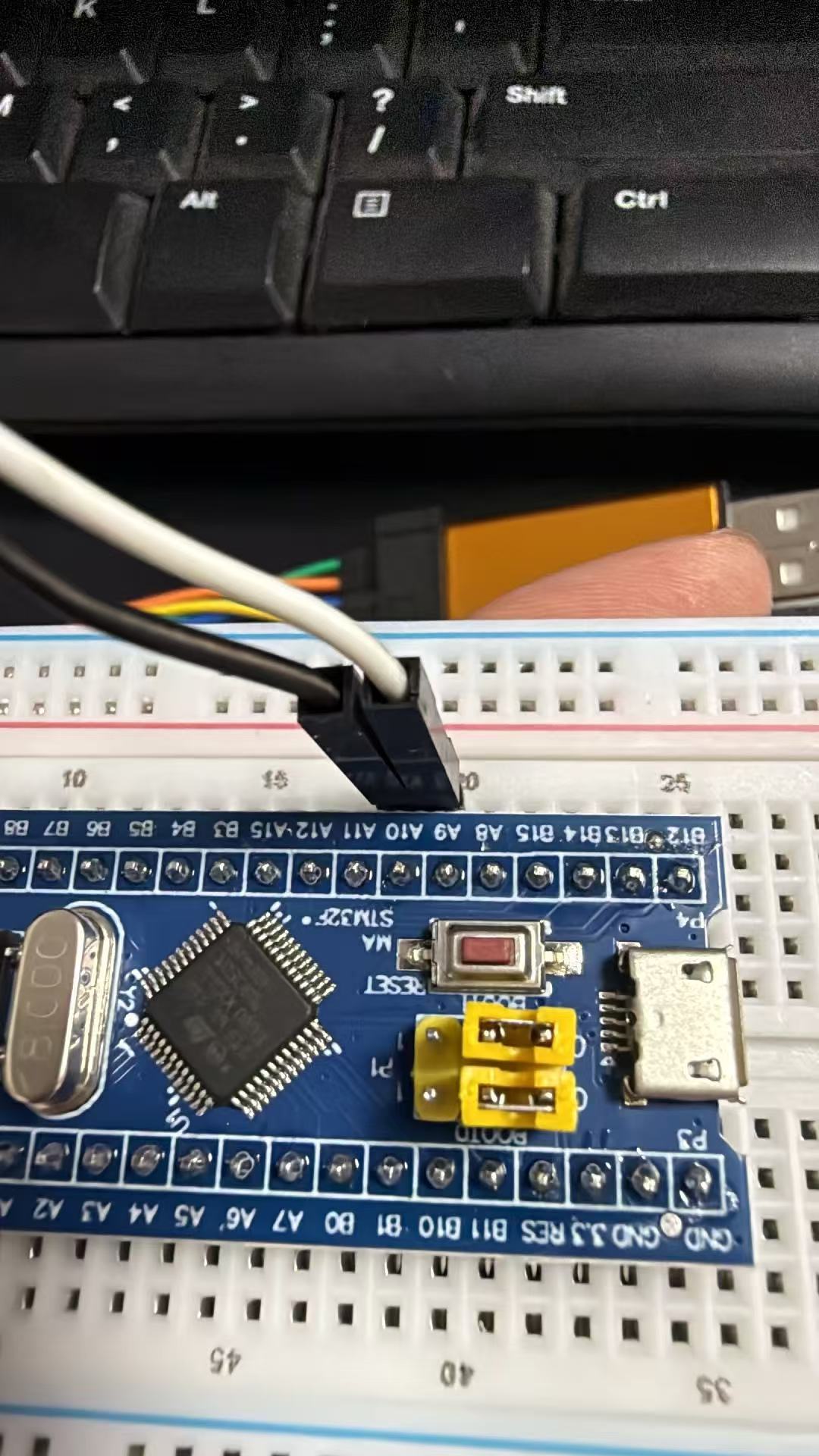 STM32板子BOOT0/BOOT1跳线帽位置实拍，靠近复位按键