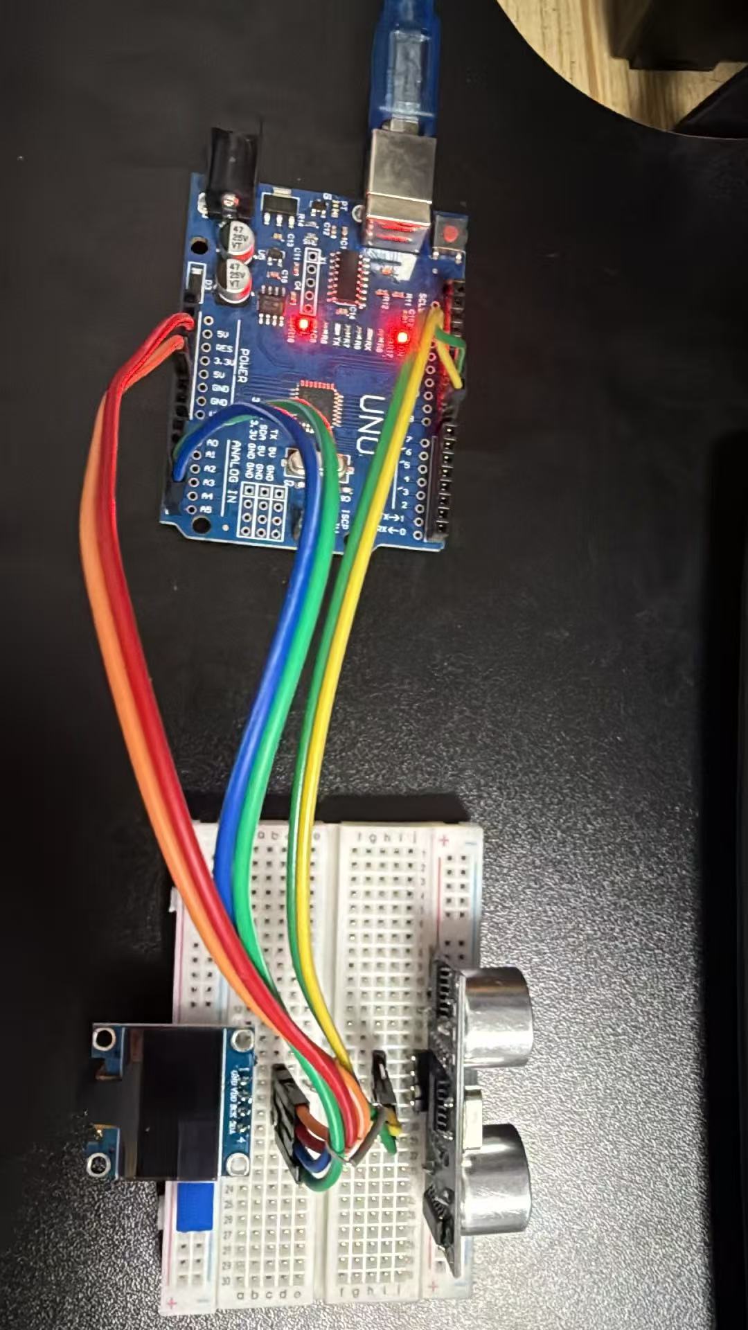 HC-SR04 + Arduino Uno + OLED 实物接线全貌，面包板实拍