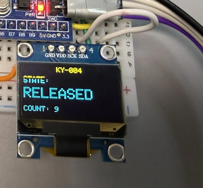 KY-004 运行时 OLED 特写：KY-004 标题 / STATE: RELEASED / COUNT: 9